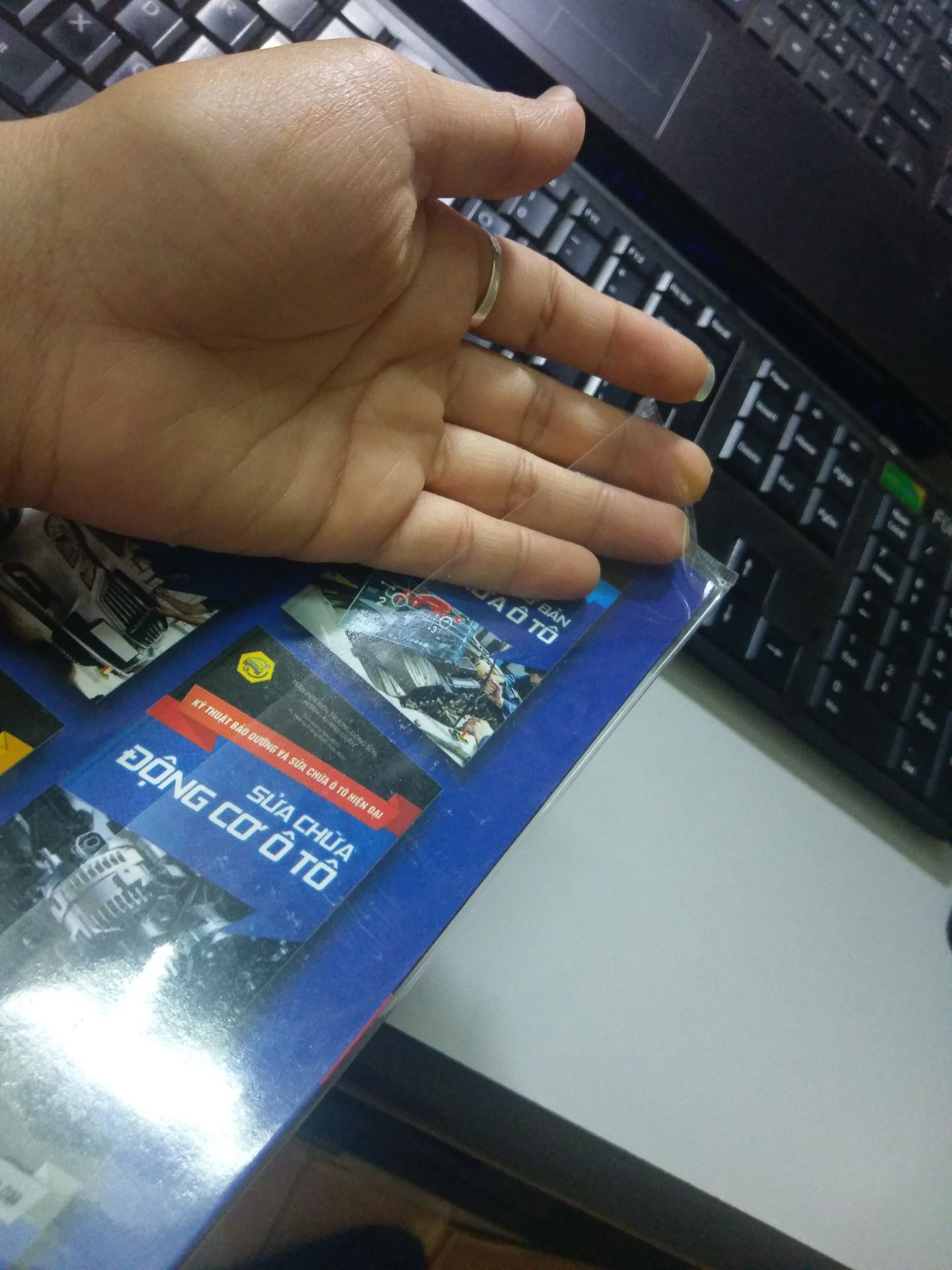 sách mua tặng bạn mà nhận về như này. thật lòng là ko biết phải nói như nào về dịch vụ bookcare nữa.