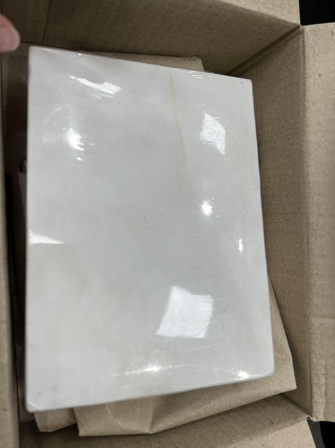 Đã nhận hàng giao hàng rất nhanh và còn được tặng 1 khay son môi. Giá tốt và mẫu đẹp màu đỏ da khá là oki.