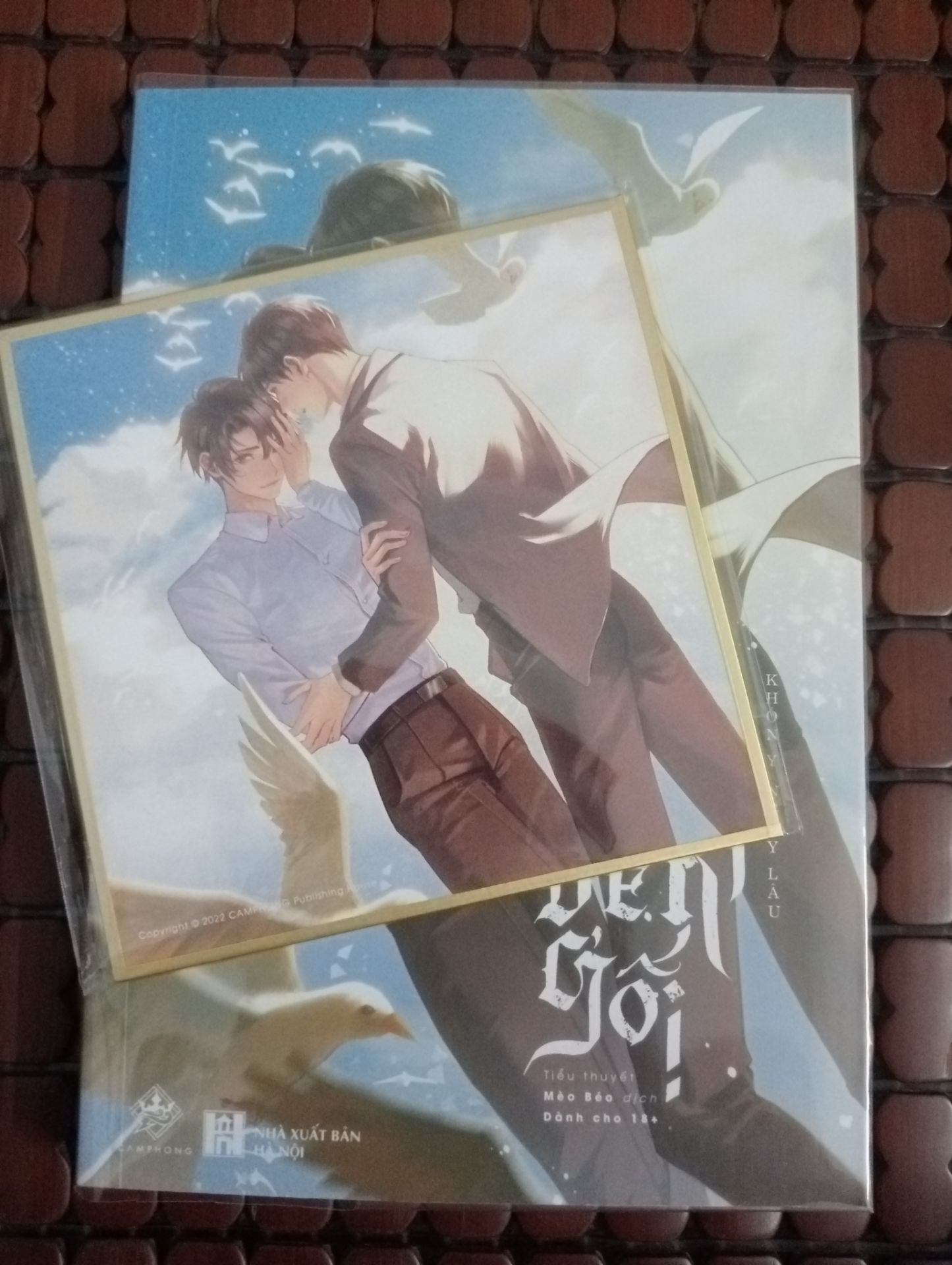 Đóng gói tổ độ, tuy chả có bọc gì nhưng ship về ko sứt một miếng luôn á. Hi vọng tổ độ dài dài. Còn nội dung thì mình chưa đọc nên ko bt á. Ủng hộ Tiki dài dài