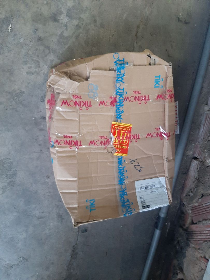 Thùng hàng đóng gói rách tả tơi.
