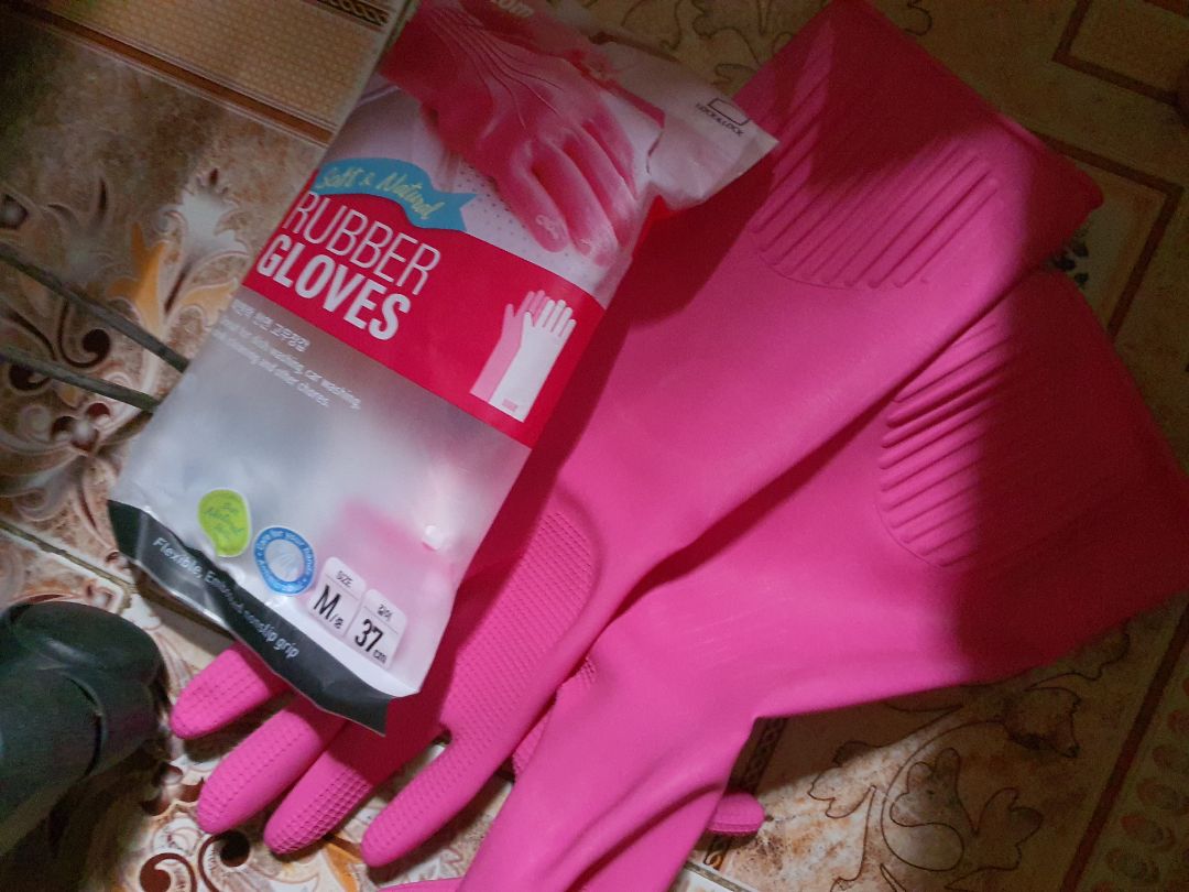 Mùi cao su nồng quá, kai tay to cũng nên để ý lấy size L, size M tay con gái hoặc ko quá to thì được