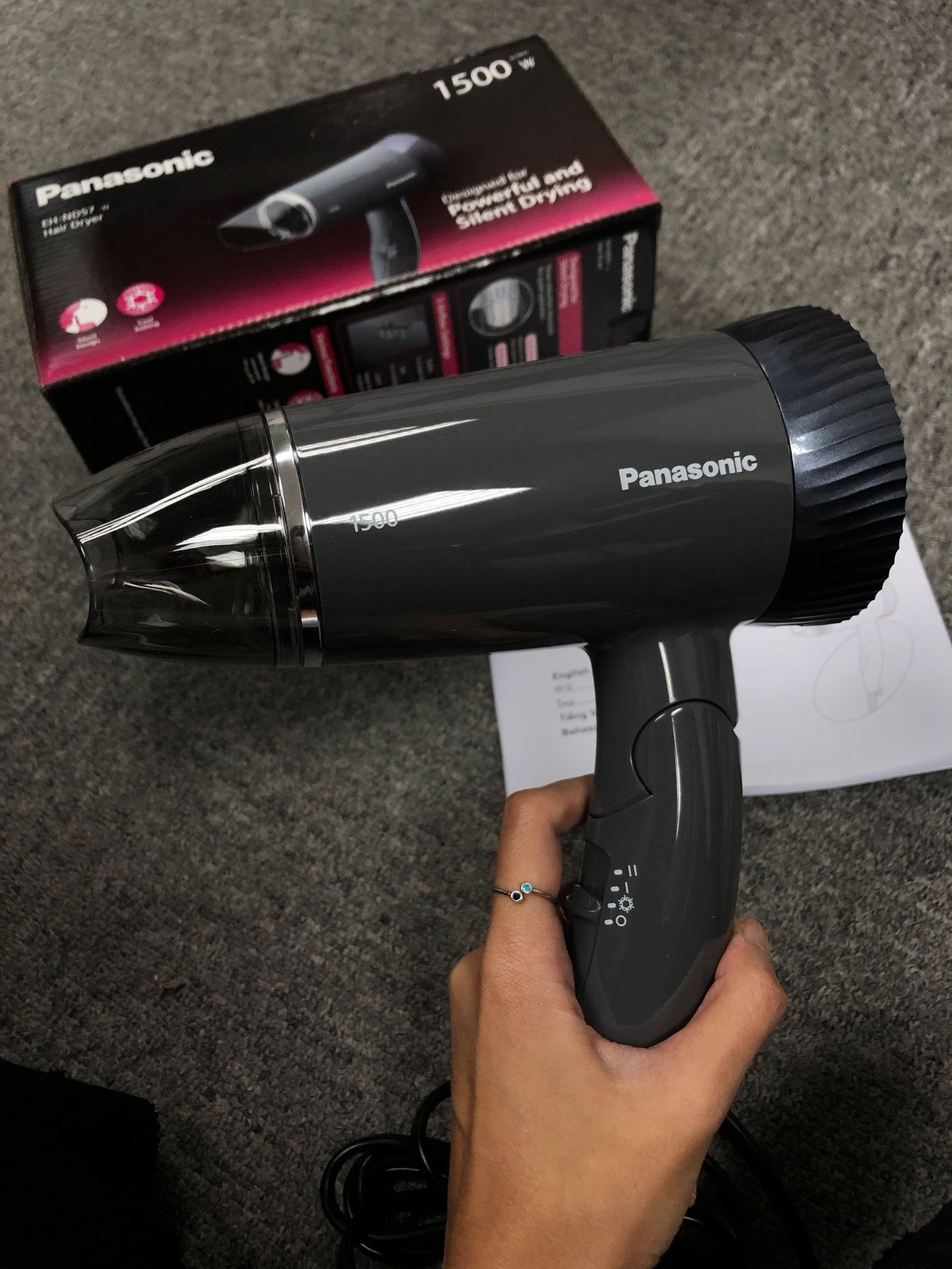 Máy đẹp hơn hình web :)) tuy có hơi to nhưng kiểu dáng có thể gấp gọn xếp vào hành lý nên ok. Chạy êm, ít tiếng ồn.