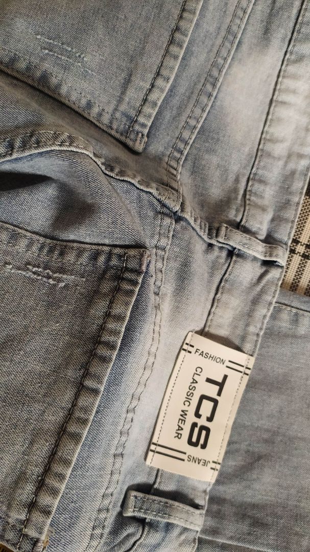 Treo đầu dê bán thịt ***. Quần trong hình màu khác chất vải khác. Cái này vải mỏng, gia công kém trông rẻ tiền thật sự. Nó chỉ như quần vài chục ngàn thanh lý trên vùng cao. Cái đinh túi quần cũng thiếu, vải mỏng khoá nhỏ, nói chung là hàng bỏ mình không mặc được loại này.