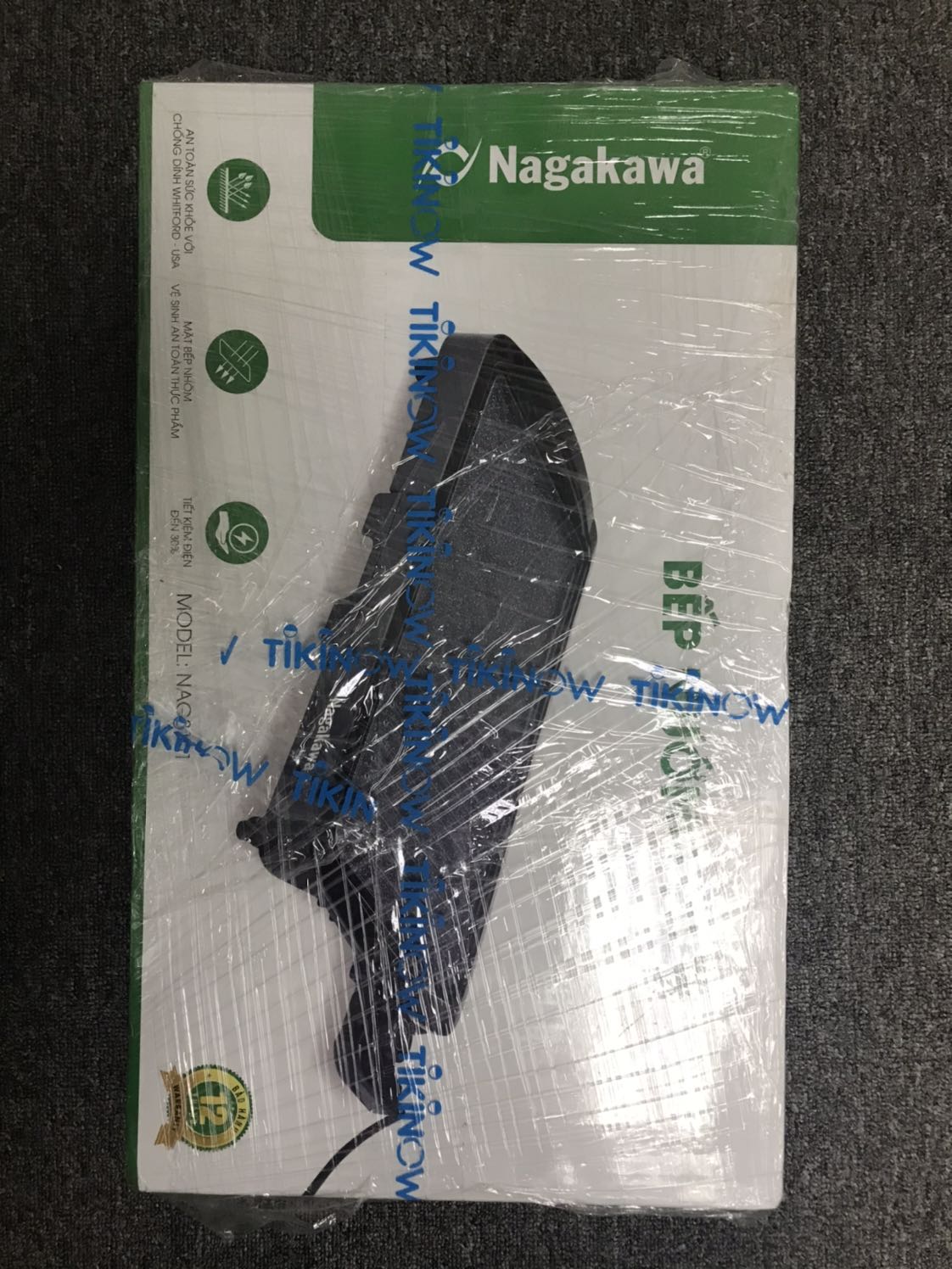 Ban đầu mình khá lăn tăn khi đặt mua bếp nướng Nagakawa nhưng có cô em đã mua review ổn nên thử đặt. Thực sự đáng tiền mua. Mặt bếp có vân như vân đá, dày dặn chắc chắn thực sự chứ k như mấy bếp mỏng mỏng khác. Phần tay cầm điều chỉnh nhiệt cũng chắc chắn, k bị nóng. Bộ sách hdsd và phiếu bh đầy đủ. Nên mua