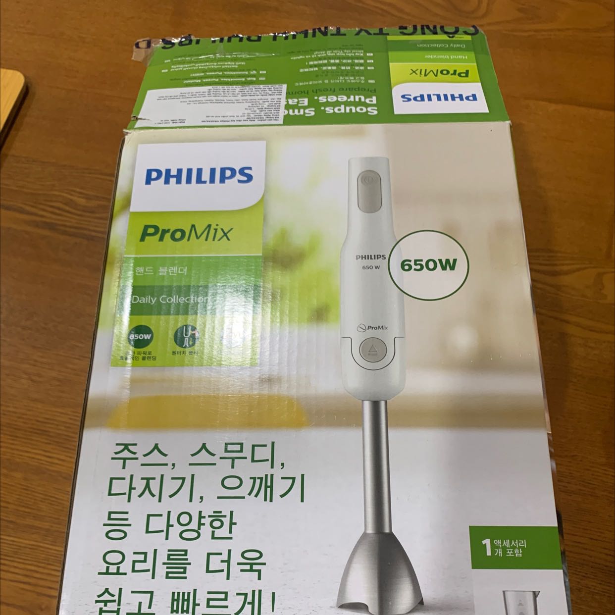 Máy xay có 1 nút bấm nên dễ dùng. Phần inox dễ vệ sinh, tuy nhiên phía trong hốc có lưỡi dao rất khó vệ sinh. Mình mới đọc trên mạng là có thể dùng cọ bình sữa để rửa phần đó, sẽ thử xem sao.