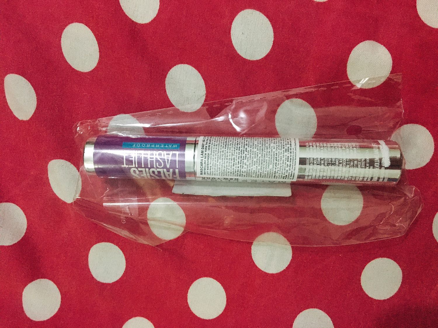 Mascara Maybelline thì đỉnh cao rồi, chuốt mi cực thích, mình chắc có đủ cả bộ chả thiếu món nào, trc có bạn gửi xách tay về cho 1 cây Lash Lift này, xài hết muốn mua lại mà ko biết mua ở đâu. Bởi vậy thấy lần này hãng tung e này tại VN là hốt luôn ko chần chừ. Phải nói là em này có design quá cute, khác các em mascara khác của Maybelline, tím trendy và thân trụ đều mập mập cầm đã tay haha. Đầu cọ và chất mascara cũng lạ hơn, đúng thật là có khả năng uốn nâng mi rất tốt, kiểu như xài mi giả ko lo bị sụp mi, được thêm cái ko vón cục nên mình khá thích. Làm dài mi thật sự, điểm trừ đối với mình là bạn này làm mi dày lên trông thấy nếu chuốt nhiều, mà mình thì thích kiểu tơi tơi nên nếu bạn nào ko cần dày chỉ cần dài thì nên chuốt từ chân mi, chuốt thẳng lên để mi dài ra và cong nhen, chuốt zíc zắc thì mi sẽ dày hơn, phù hợp cho các bạn mi thưa. Mình đã từng xài qua nhiều mascara đắt tiền nhưng thấy cũng chỉ hơn Maybelline được tí nên vẫn thích dùng của hãng, vì mascara chỉ nên xài trong vòng tầm 6 tháng là tốt nhất, mua đắt tiền thay nhiều đau ví. Nói chung với mức giá này mà hội tụ đủ mọi yếu tố mình cần cho 1 cây mascara thì mình thấy rất tốt rồi. Sẽ mua nữa.