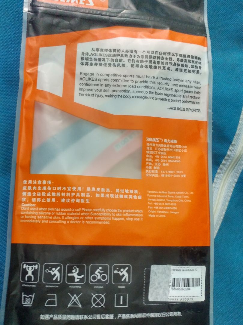 Hàng giống trong hình quảng cáo, đựng trong túi nilon. Chưa dùng hàng xịn bao giờ nhưng cảm giác tiền nào của đó, không có cảm giác "xịn" như mình đã hy vọng. Miếng đệm trong hơi mỏng, vải cảm giác hơi bí.