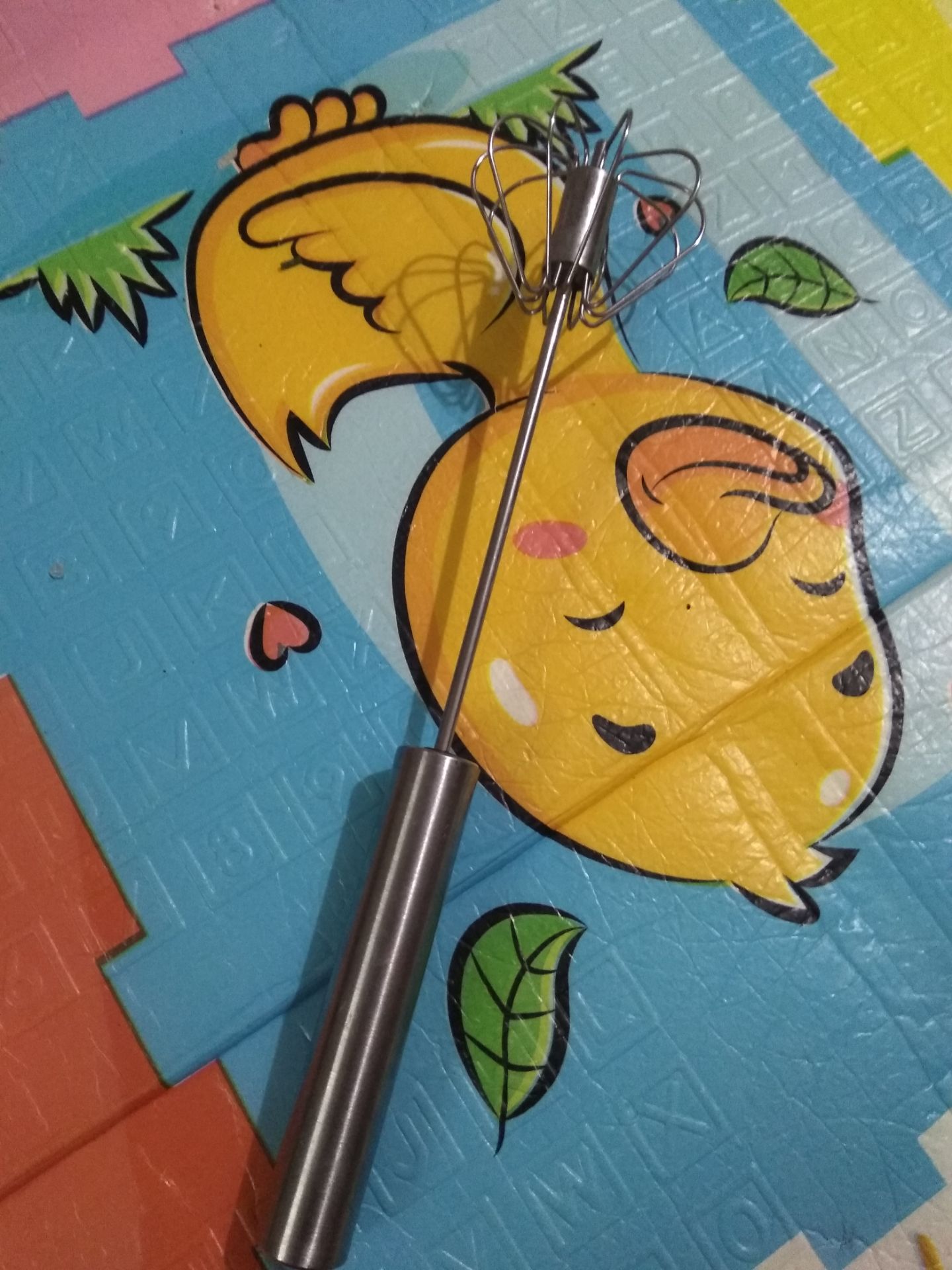 Cây đánh trứng bán tự động dùng rất tiện, dùng ít lực cũng có thể đánh bông trứng. chỉ cần nhấn nhẹ k mất sức. có thể sd khi k có máy đánh trứng.