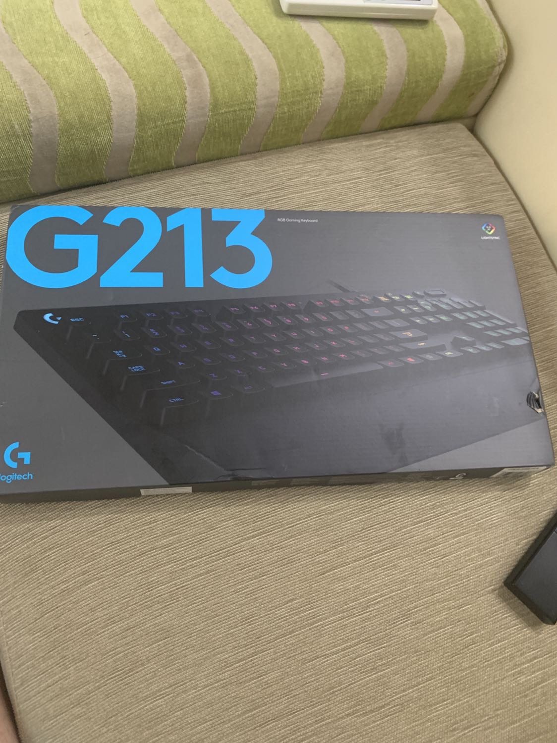 Gói hàng sơ sài, ship tới đã lủng cái hộp giấy hên là bàn phím không sao, tiki nên xem lại cách đóng gói nếu không sẽ mất khách, trước đây đóng gói bên tiki rất đẹp và chỉnh chu nhưng càng ngày càng giảm chất lượng