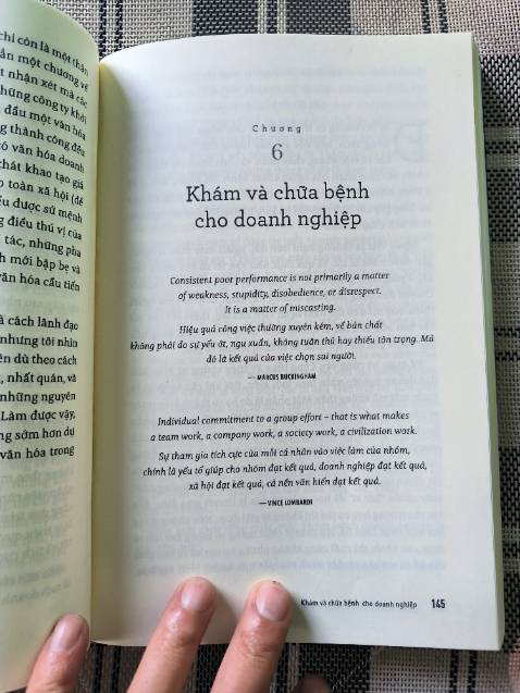 Sách mang thiên hướng kể chuyện, kể cả thành công lẫn thất bại. Kinh nghiệm quản trị và trải nghiệm thực tế của Giáo Sư giúp chúng ta nảy sinh khá nhiều ý tưởng trong suốt quá trình lãnh đạo doanh nghiệp. Nội dung sâch rất thực tế, ko mang hàm ý "nổ" như những chuyên gia thiếu kinh nghiệm. Rất nên đọc