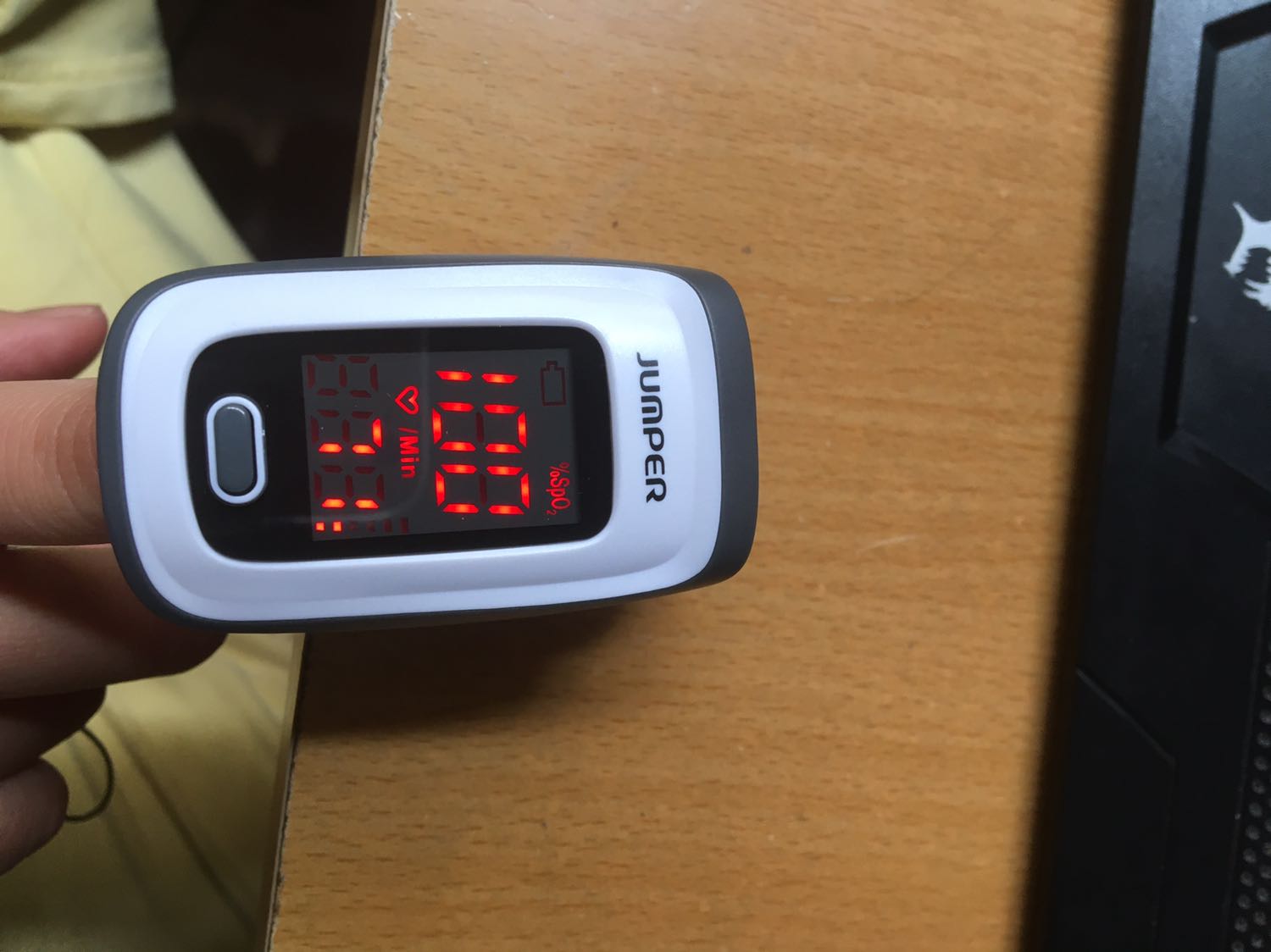 Sản phẩm giao nhanh, đóng gói cẩn thận. Có bảo hành đầy đủ. Mình ngại đọc sách hướng dẫn nên tìm video hướng dẫn trên youtube. Máy nhìn chung nhạy và dễ dùng. Thử nín thở để đo thì thấy các chỉ số thay đổi thật. Vote 5 sao