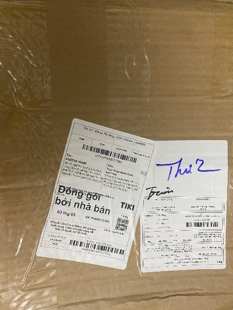 Khung hình gỗ không có kính, có 1 cạnh gỗ rơi ra, yêu cầu đổi lại hàng dùm