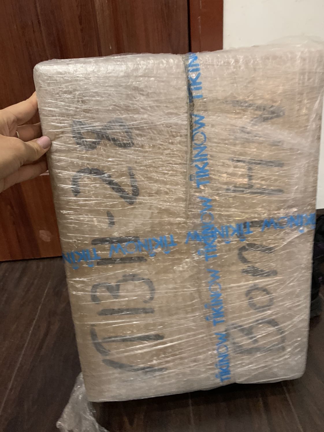 Tiki giao hàng nhanh thật, đặt hôm thứ 6 Tết dương mà thứ 7 giao ngay, hàng thì rất ok, mua tặng cho e trai sinh viên ở trọ rất hợp lý.. m mua màu đen, chắc mua 1 cái trắng nữa để văn phòng úp cốc chén cũng gọn