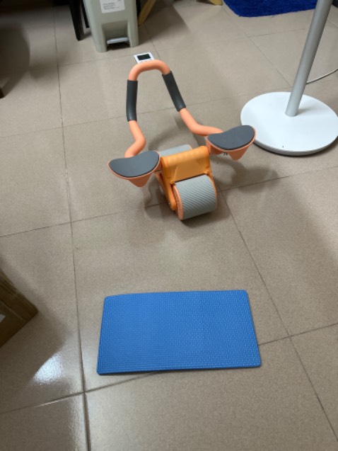 Bằng nhựa. Cảm giác mỏng manh. Đồng hồ đếm khác hinh. Noi chung tiền nào của đó