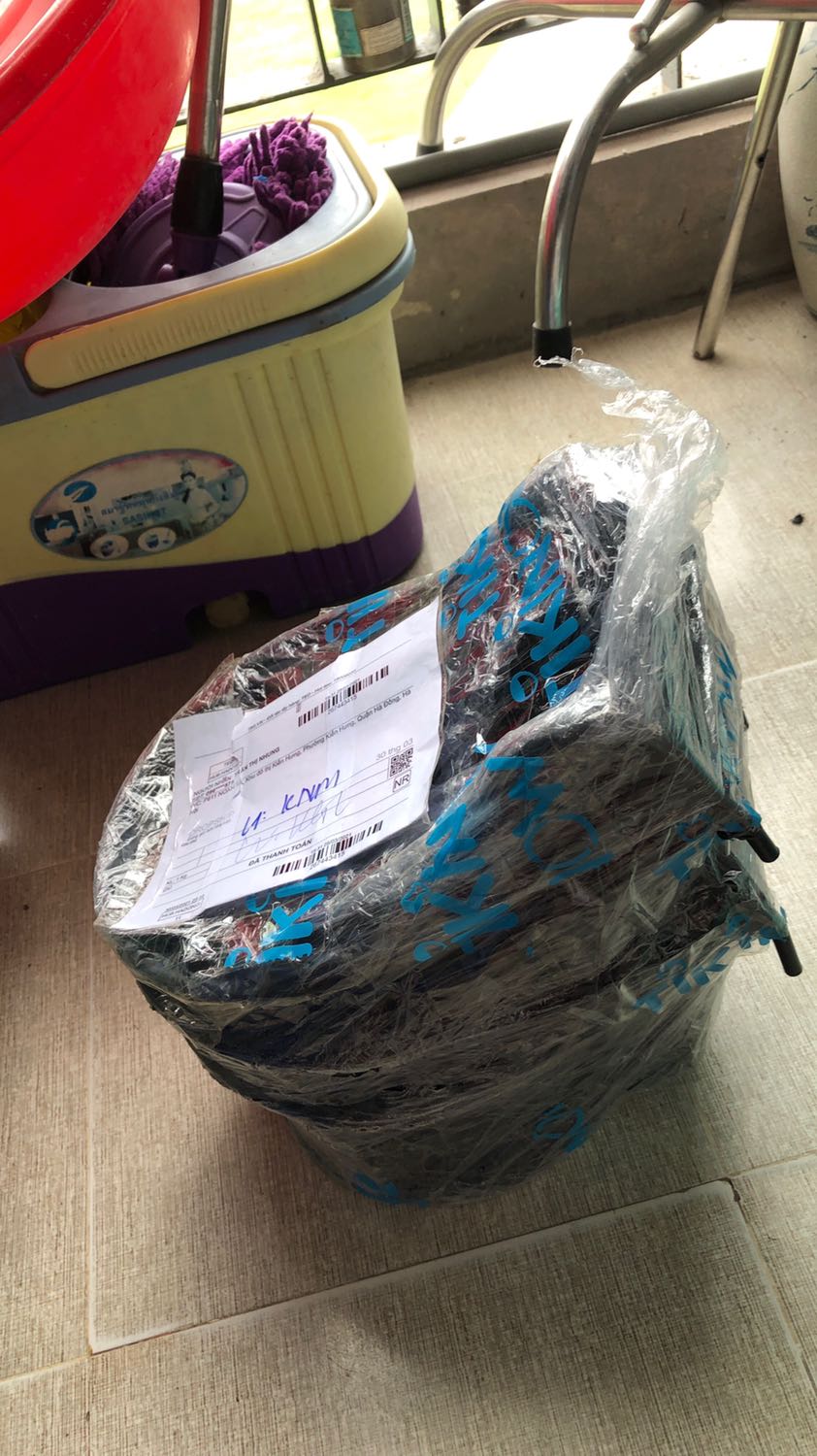 Đóng gói cẩn thận, giao hàng nhanh.
Chỗ nối ghép hơi kém, phần ngoắc treo miệng hơi nhỏ và ngắn. Chất lượng đánh giá tạm được