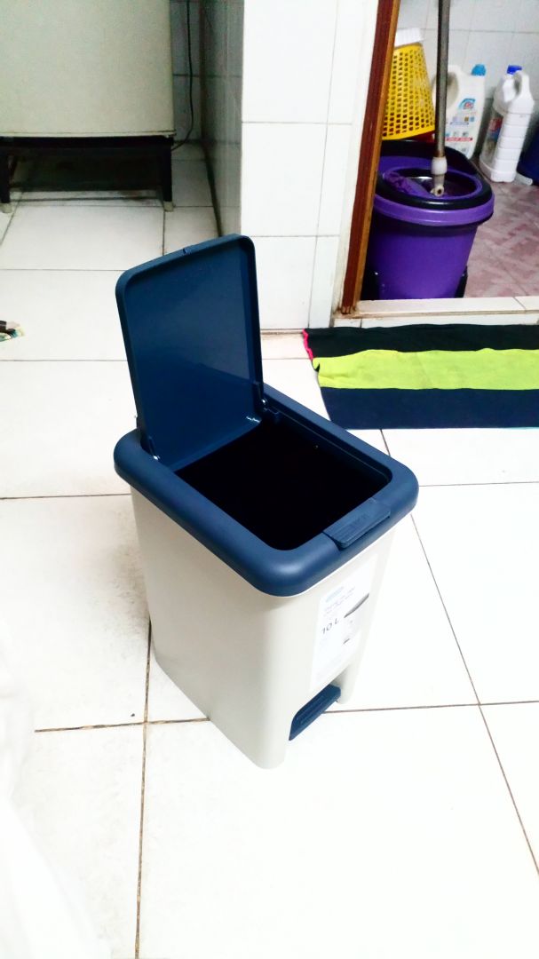 Chất liệu nhựa và quai inox tốt. Tuy nhiên bàn đạp có vẻ hơi lỏng lẻo, hy vọng xài được 1-2 năm. Giá 148k gồm ship trong SG.