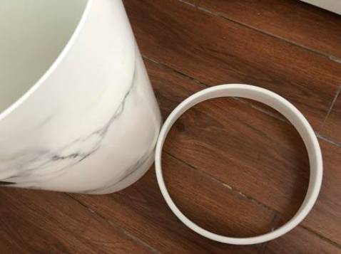 Thùng rác dáng trụ cao. Thiết kế mới lạ độc đáo, nhìn sang lắm. Màu sắc bắt mắt. Chất nhựa dày, cứng cáp. Để trong phòng nhưng nổi bật lắm. Có thêm đai nhựa giữ túi nilong để rác. Dung tích lớn, như nhà mình dùng trong ngày thoải mái luôn. Mua về đặt trong văn phòng các thứ cũng oke