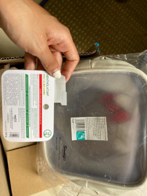 Giao nhanh hơn dự kiến luôn, sản phẩm thoa lên môi rất mướt, vết khô nứt môi mềm mượt lại ngay, cảm giác rất thích, đã dùng cây thứ 2 luôn vì quá thích (nay còn có quà tặng kèm nữa). Shipper nhiệt tình thân thiện, Thanks all