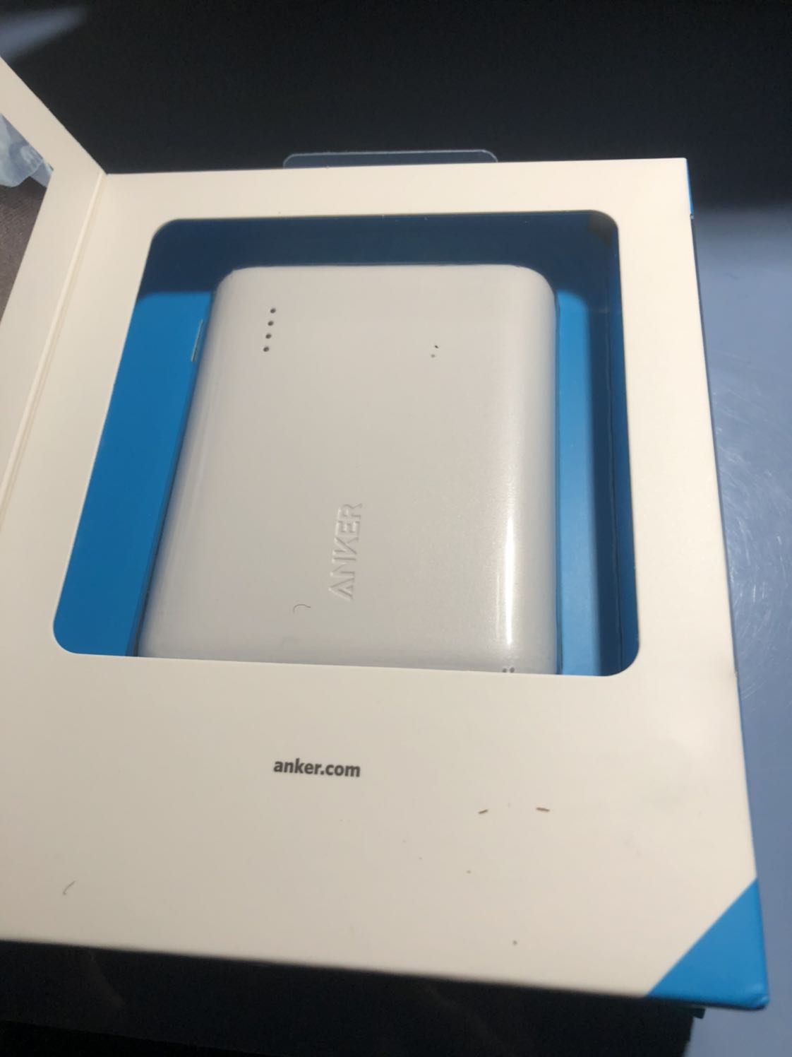 thực ra đóng gói thì tiki cực ổn:)) lại còn freeship, giao hàng đúng hẹn giao nhanh với tốc độ bàn thờ lại còn hỗ trợ gửi đồ lễ tân giúp mình. nhân viên khá nhiệt tình. hàng chuẩn chính hãng, tặng kèm cái túi đựng sạc nhgma mình lười k up. rất đáng tiền nhưng mà do mình hơi vội chứ không đã đợi đến đợt sale mới mua rồi:((( sợ hết hàng ý