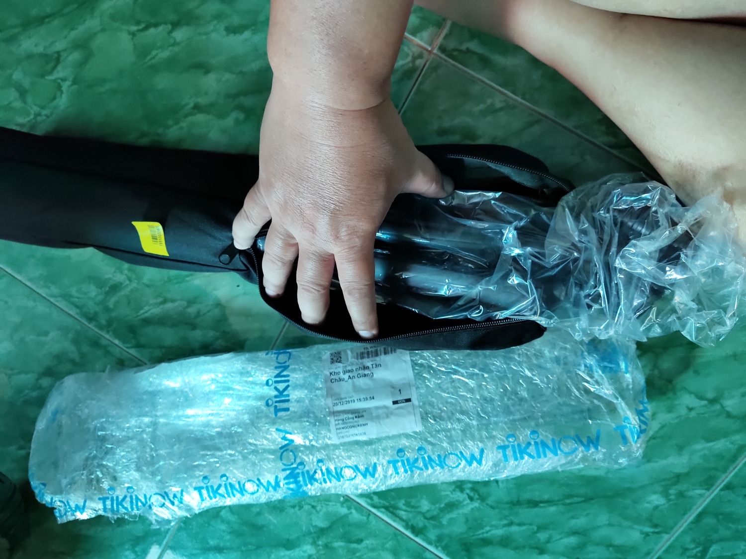 Mới nhận hàng lức 12 giờ 40, hàng [Tripod] Chân máy ảnh Weifeng WT-3520 khung nhôm cao cấp-Hàng nhập khẩu. Tặng kèm remote + kẹp điện thoại nhưng trong bìa không có remove và kẹp điện thoại, không hài lòng, đề nghị Tiki đổi lại cái khác, ngoài bì có dán tem tặng remove và kẹp. Trong bao có cái nắp đen không biết làm gì?