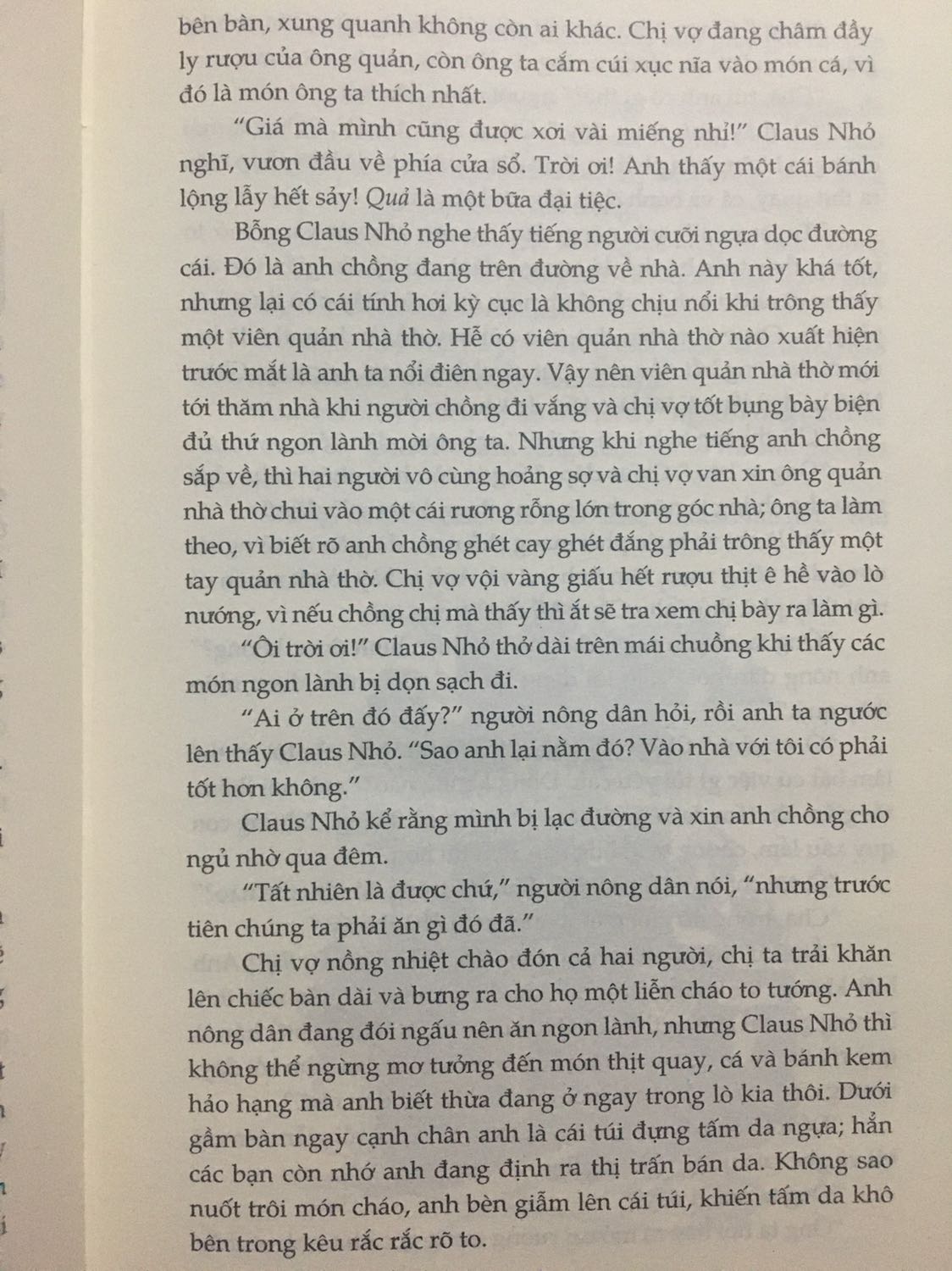 Tiki giao hàng nhanh, đóng gói cẩn thận, mình đặt rất nhiều nhưng không quyển nào bị xây xát chi hết.
Trước khi mua mình đã phân vân giữa bản này và bản dịch của Trần Minh Tâm (Trần Minh Tâm dịch khá hay còn bản này thì có nhiều truyện hơn) Mình rất sợ việc mua một quyển sách có chất lượng dịch tệ. Tuy nhiên, sau khi mua mình lại rất hài lòng, sách được dịch hay và dễ hiểu, trẻ em cũng có thể hiểu được. Mình đã chụp một vài trang để các bạn có thể xem trước khi mua. Thật sự đáng tiền.