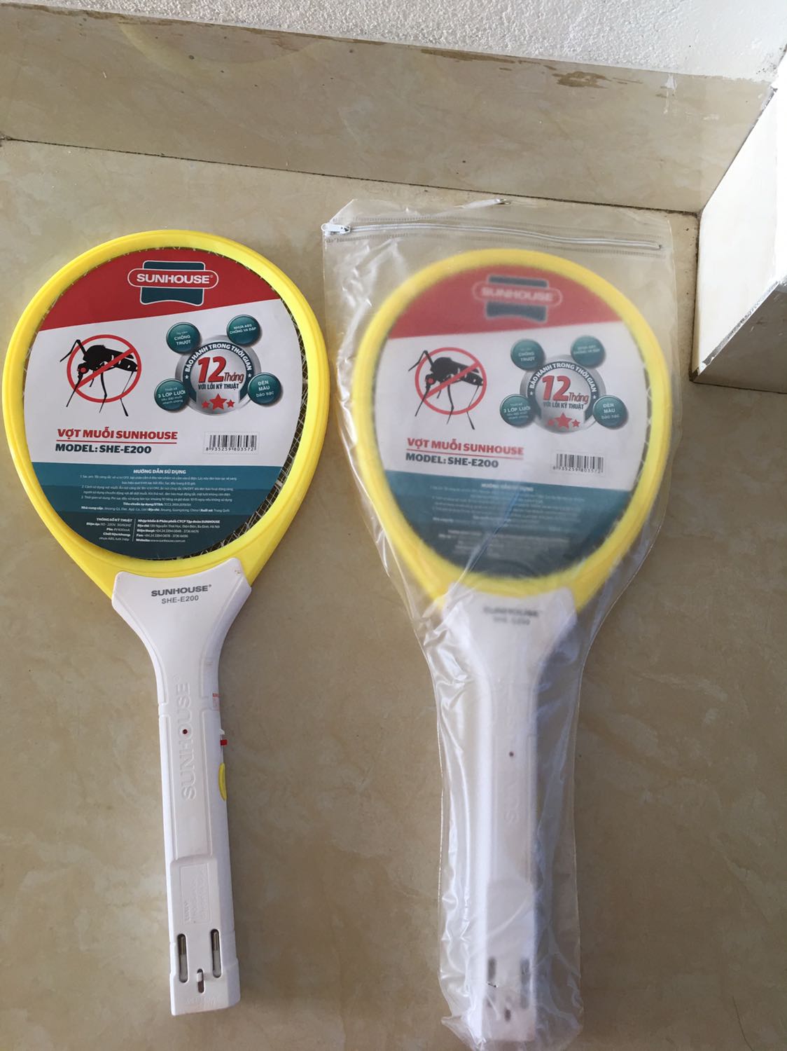 Chu choa khôn biết mình duyên nợ gì với Sunhouse không mà đồ nhà dùn chỉ thấy hàng của hãng! 
   Mình vào Tiki thấy này mọi người đánh gia thực tế quá nên chốt luôn mua combo hai cái luôn! Nhà mình cái,cho bố mẹ cái! Giao mùa nhiều muỗi! 
   Mình bóc hàng và tìm ngay một con muỗi thử nghiệm! Chu choa giật cả mình vì tiếng muỗi nổ to lắm luôn mọi người ạ! Trộm vía thử nghiệm hai cái ok! Pin đã sạc đầy đủ! Vợt cầm chắc tay không ẻo ẹt như vợt khác! Mới toanh sản xuất 2/2022. Màu sắc đẹp ! Hi vọng vợt sài bền đẹp thật lâu như nồi niu xoong chảo mình đã mua của Sunhouse trên Tiki!
   À giao hàng nhanh lắm nha các bác! Mê Tiki ghê! Nhà đang nhiều muỗi! Hihi