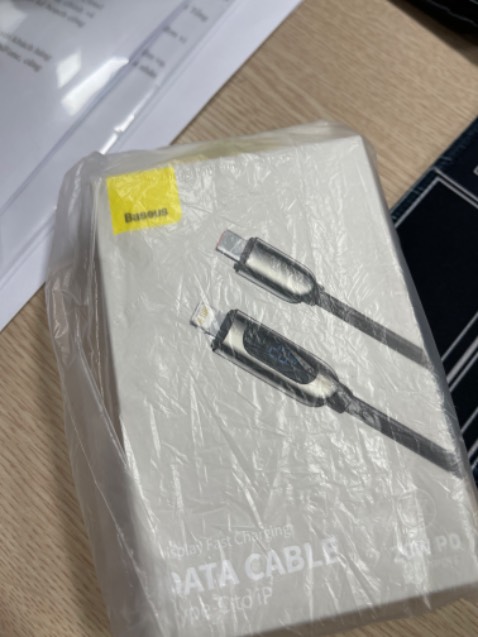 Sạc tương đối ổn dây bện cứng cáp tối đa 20W phù hợp các dòng iPhone 11-12-13 
Tuy nhiên dùng củ sạc chính hãng thì đèn led hiển thị watt nhảy khá nhiều
Ship nhanh hi vọng bền