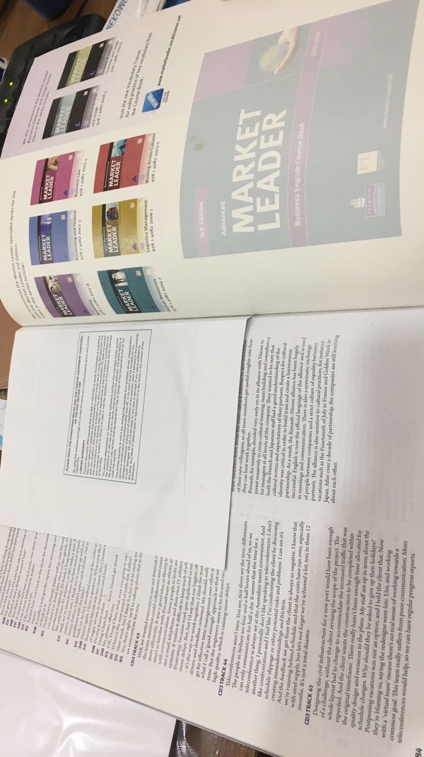 Sách hơi cũ. Không bị gãy hay rách. Màu mực oki. Màu mực được tạm ổn