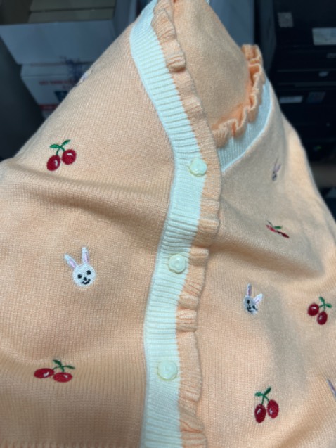 Áo dày dặn, vải đẹp, hình thêu đẹp k có 1 mảnh chỉ thừa. Màu cam sữa nhìn là ưng liền. Nên mua nhé ạ