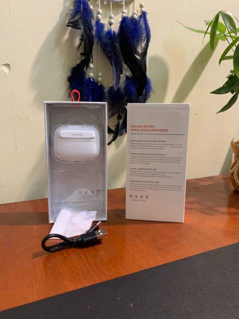 - Phần hộp sạc nhỏ gọn, bản lề chắc chắn. Thiết kế với gam màu trắng bóng rất đẹp.

- Tai nghe FIRO A7 tích hợp công nghệ chống ồn chủ động ANC, mang đến trải nghiệm chất lượng âm thanh ổn định, hạn chế các tạp âm bên ngoài.

- Mic đàm thoại bắt nhạy, to, rõ ràng...

- Thời lượng pin của A7 theo cảm nhận của mình sử dụng được khoảng ~5 giờ liên tục. 

- Sản phẩm đi kèm là 3 nút đệm tai bằng silicon mềm, phù hợp với mọi kích thước của tai.

- Sản phẩm có hỗ trợ TIKINOW, giao hàng nhanh 2h nên mình nhận được hàng rất nhanh.

- Đóng gói cẩn thận, shop tư vấn nhiệt tình. 

- Mình cực kỳ hài lòng về sản phẩm, chất lượng, cũng như dịch vụ của TIKI.