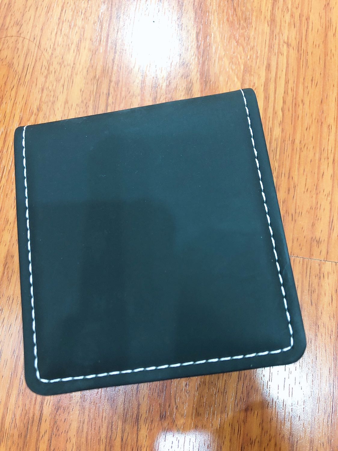 Hàng đẹp 

Khi đập hộp sản phẩm đúng như mô tả : 
Dây nhẹ không quá cứng, màu nâu sang trọng, ....sau 5 ngày *** thử rửa tay, dính mưa 1 hôm các thứ thì đồng hồ không bị vô nước, máy chạy êm ru, .....có tem mác sách hướng dẫn đầy đủ rất yên tâm, .....giao hàng nhiệt tình mình bận họp không nhận luôn được nhờ người xuống nhận hơi lâu mà giao hàng vẫn nhẹ nhàng, đánh giá 5 sao bạn này......bao bọc sản phẩm kĩ càng, ....rất mong những lần sau mua hàng tiki đều như thế.....