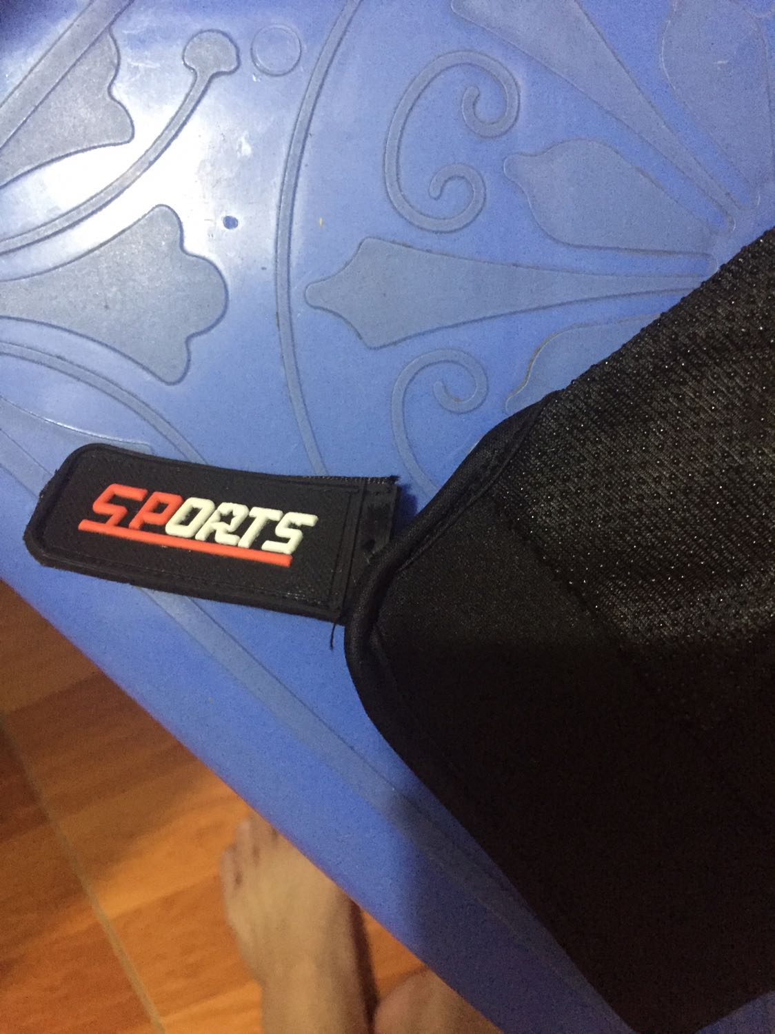 Shop cho mình hỏi đây là bán hàng kiểu gì vậy shop.Chiều qua mình nhận dk hàng nhưng chưa ktra dk ngay,sáng này lấy ra để đeo thì thấy shop gửi cho găng tay hư thế này dk k bạn. Shop cho mình hỏi đây là bán hàng kiểu gì vậy shop.Chiều qua mình nhận dk hàng nhưng chưa ktra dk ngay,sáng này lấy ra để đeo thì thấy shop gửi cho găng tay hư thế này dk k bạn.