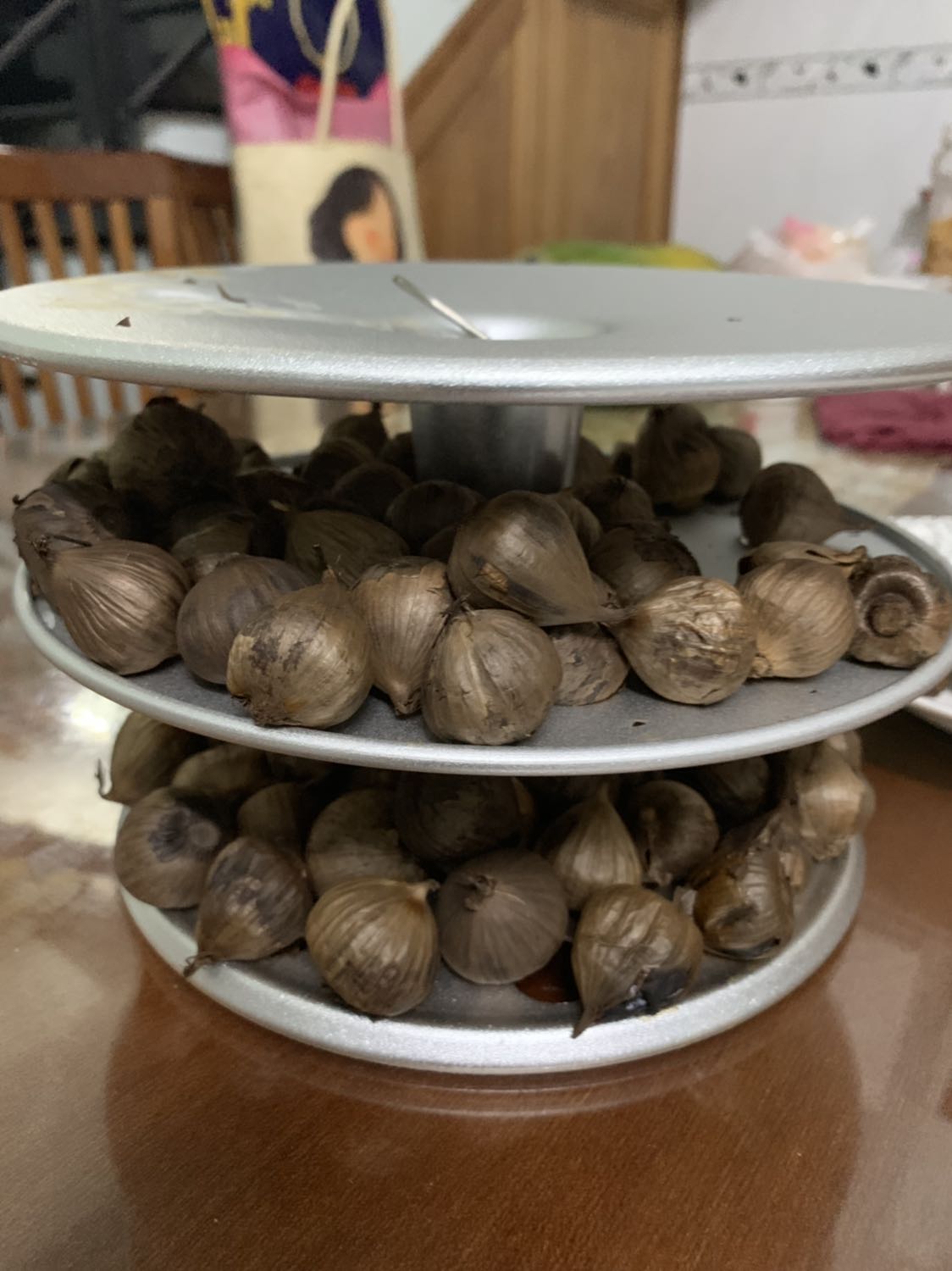 Mình mua Máy Làm Tỏi Đen Tiross TS906 - Màu Bạc - Hàng chính hãng của Tiki. Đã làm thử mẻ đầu tiên sau 12 ngày cho ra lò sản phẩm đúng là tỏi đen, khô, đen, và rất ngọt ( như hình). Không cần sấy khô 2h gì cả. Hiện đang làm mẻ thứ hai, hy vọng sẽ thành công. Mọi người nên mua sản phẩm này tại Tiki về dùng nếu như có nhu cầu dùng tỏi đen nhiều nhé. Rất kinh tế và an toàn.