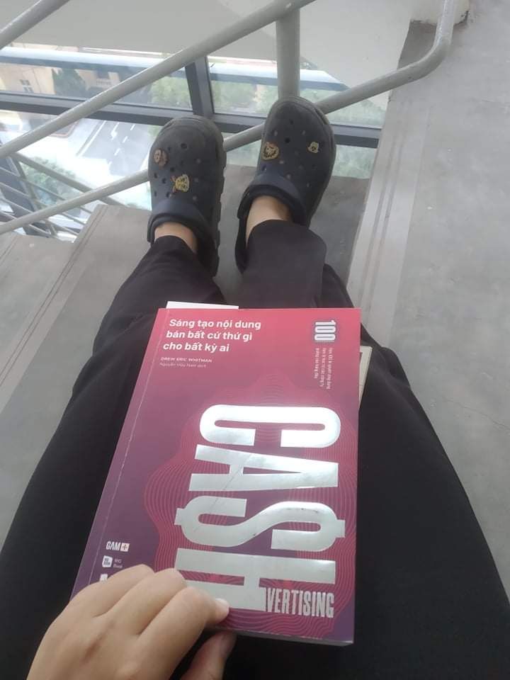 Cực kì tâm đắc với Cashvertising. Sách hay như này xứng đáng được nhiều ng` biết đến hơn!!!

Sách tập trung khai thác tâm lí con người (17 nguyên tắc nên tảng của tâm lý học tiêu dùng) từ đó đưa ra các bí quyết (công thức) để sản xuất ra những nội dung quảng cáo khiến khách hàng không thể bỏ qua, từ đó tăng tỉ lệ chuyển đổi để bán được hàng. Như tên sách nói "BÁN BẤT CỨ THỨ GÌ CHO BẤT CỨ AI".

Để làm ra một camp lớn hay thậm chí chỉ một bài viết nho nhỏ, nếu muốn tương tác tốt và chạm đến đối tượng mục tiêu thì mình phải biết họ đang nghĩ gì, cảm thấy gì và sẽ hành động như thế nào sau khi đọc những gì mình viết. Vậy nên mình rất thích tìm hiểu về hành vi KH dưới góc độ tâm lý. Bạn nào cũng quan tâm chủ đề này có thể đọc thêm cuốn Phi lý trí; Marketing Vô Thức.