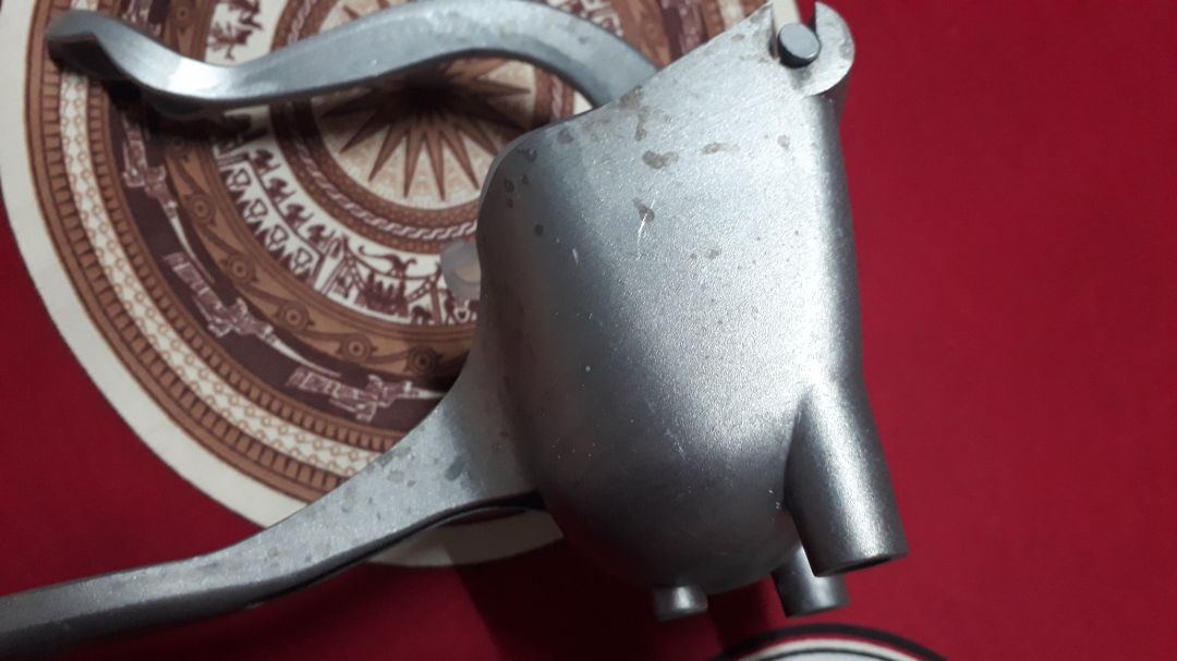 164k để nhận cái thứ rẻ rách v đó hả? shop tính ăn dựt ngta hả, ai mua cũng loại inox bóng loáng còn giao cho tôi cái thứ gì đây. mong mn thấy bài đánh giá này của tôi thì đừng mua hàng cái shop *** đảo này. đúng chất quân *** đảo luôn. từ nay đến mai nếu ko liên hệ đổi hàng cho tôi thì đừng trách, đó h mua hàng mới bị *** như vầy luôn. sợ shop thiệt hay ghê, tưởng tượng làm ăn v r sao bền . sớm ngày cũng dẹp tiệm à, đừng có mà xóa đánh giá này của tôi !