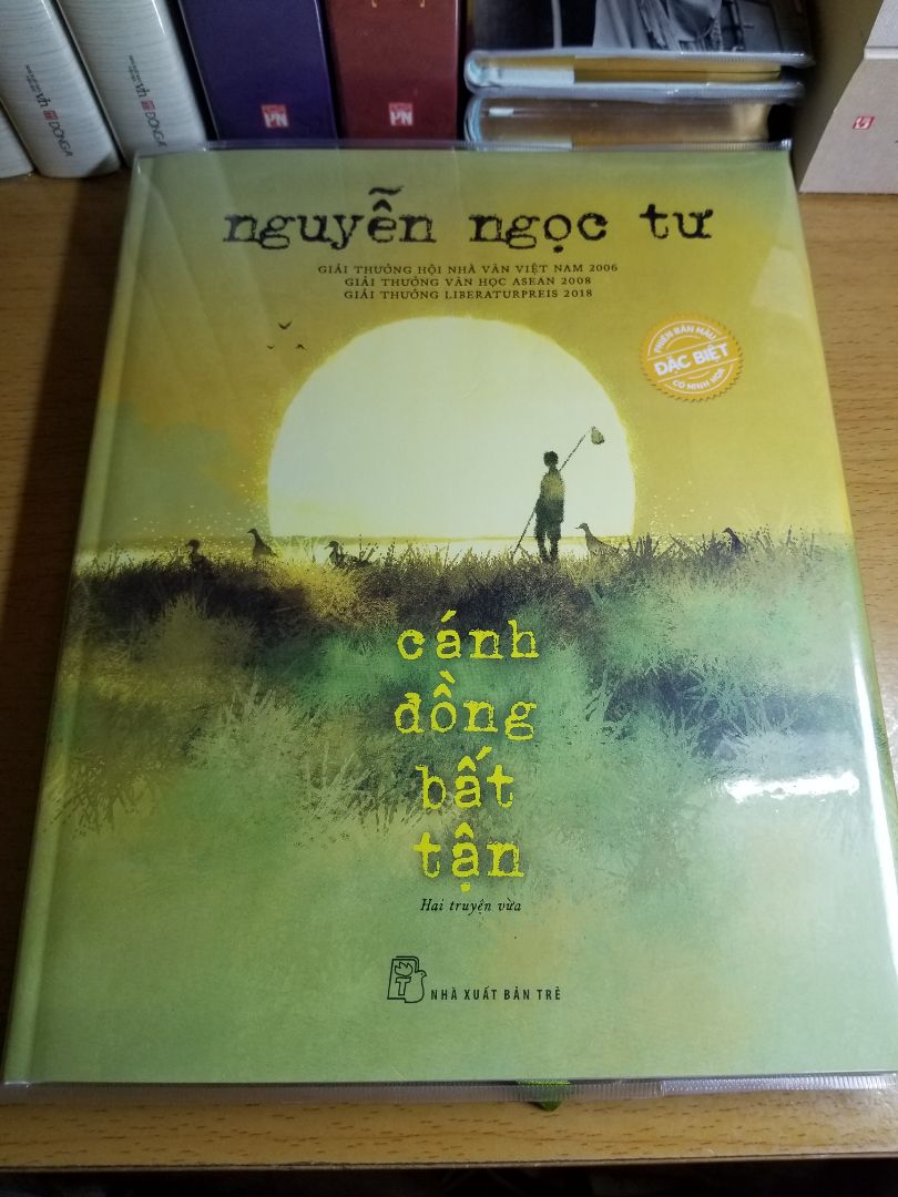 Nội dung sách thì không phải bàn rồi. Sách của chị Tư luôn mang âm điệu đượm buồn da diết, vừa mộc mạt giản dị.
Phần tranh minh họa mình đáng giá là đẹp nhất trong bộ 3 bản đặc biệt của NXB Trẻ.
Tiki bookcare đợt này cũng rất đẹp.
Nói chung là rất hài lòng!