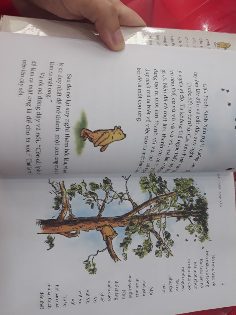 Sách minh họa màu sắc rất đẹp, nội dung sách cũng rất hay và dễ thương hệt như cái tên của sách vậy: Gấu Pooh xinh xắn. Đây là một cuốn sách rất đáng để mua và có trên kệ sách của mọi người nha, 😊😊😊.