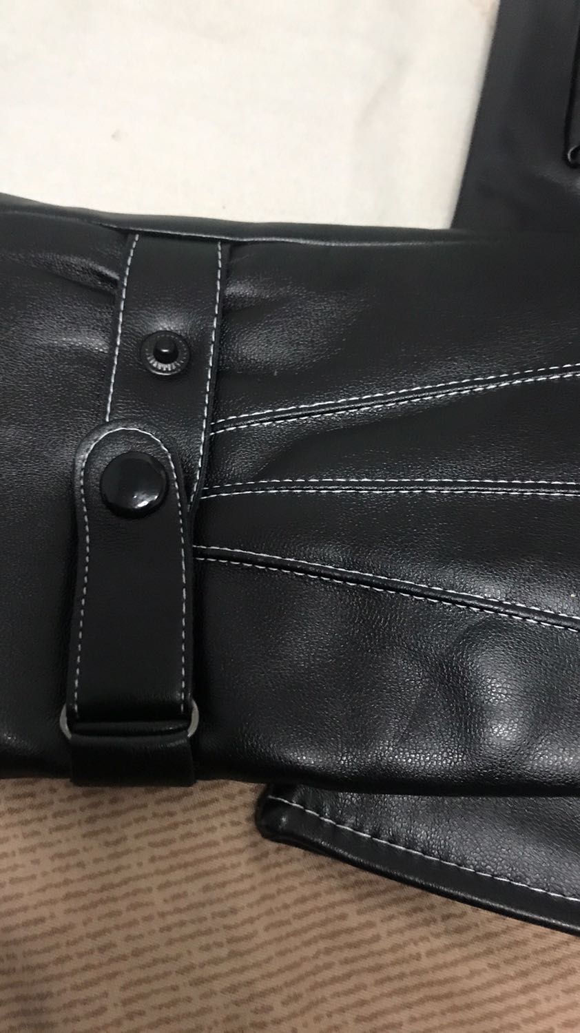 Shop đóng gói cẩn thận giao hàng nhanh mặc dù đang dịch. Khá là vui. Sản phẩm thì khá là tốt. Da chắc chắn, độ co giãn cao. Lớp lót nỉ lông tạo cảm giác bó sát, êm và dễ chịu khi sử dụng. Cảm ứng điện thoại ok, vuốt như không đeo luôn. Rất hài lòng. Sản phẩm đáng mua các bạn ạ.