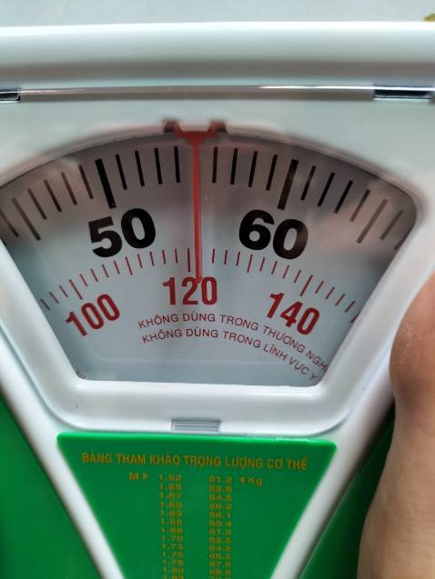 Mình cũng k biết cân đúng hay sai nữa. Mình 55.45 mà cân cái cân này thì vạch bên trên 55 mà vạch bên dưới 56 mình k hiểu sao luôn