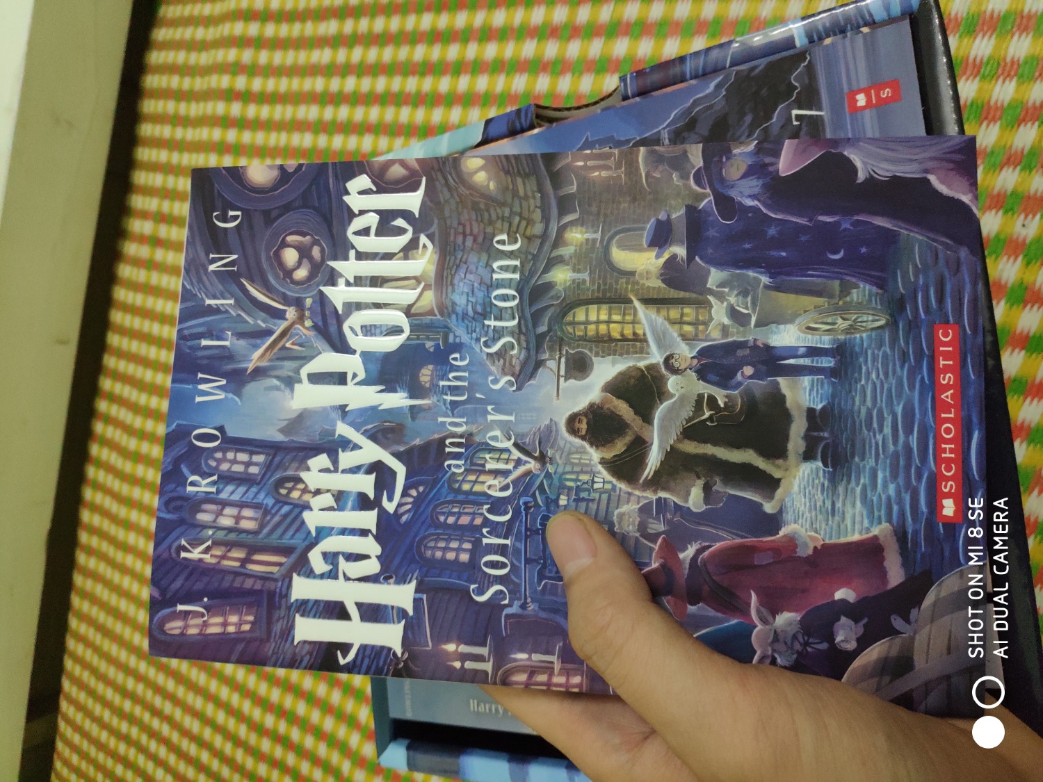 Đợi chờ mãi để canh bộ này.
- Về sách: Sách nhẹ, tùy gu mỗi người nhưng mình thì khá thích. Bìa mềm, chữ cũng đủ đọc. Tự thấy không khắt khe lắm nên hoàn toàn chấp nhận chất lượng sách.
- Shipper: Hình như Tiki lấy hết mẹ nó shipper chất lượng của HN mẹ nó rồi, mấy ông như *** hay *** ko ăn đc khoản này. Ship nhanh và thân thiện nhiệt tình.
- Nội dung sách: Không phải bàn nữa nhé, chưa đọc Harry Potter thì chịu rồi :v
Túm lại là nhân đợt sale phải canh từng giây phút mới mua nổi bộ sách, khá là thơm :3