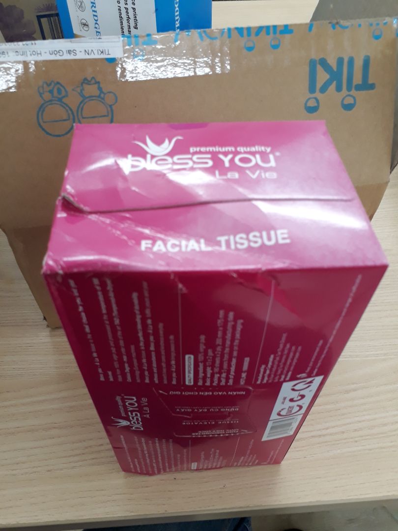 Mới nhận hàng xong khua ra mà hộp thì rách 1 đoạn lớn, hộp thì méo mấy chỗ . Thất vọng