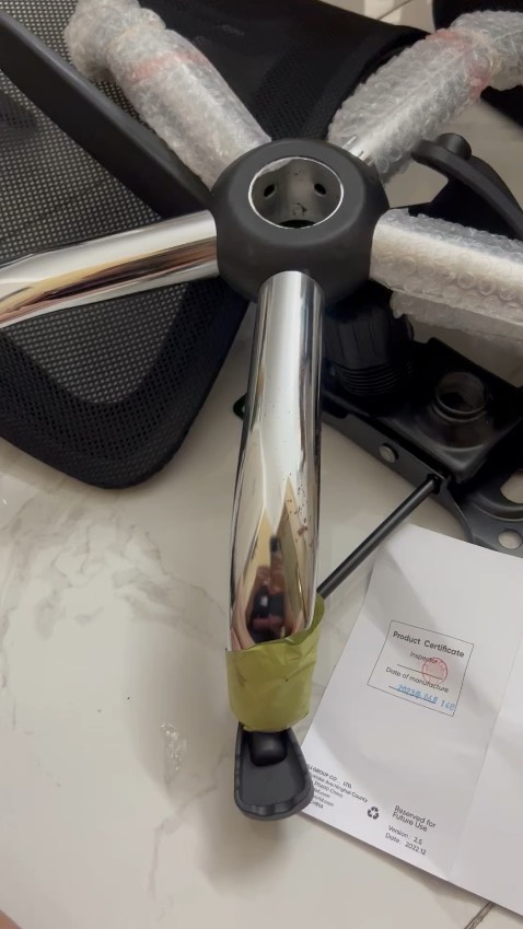 Chân ghế bị gỉ sét vậy mà shop k kiểm tra trước khi giao. Ghế gì mà yếu ớt. Quá thất vọng