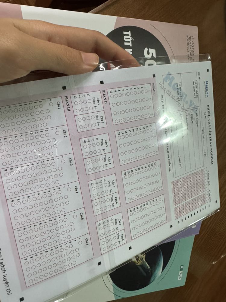 Vận chuyển khá nhanh, sách đến tay không móp méo, có tặng thêm phiếu tô tn