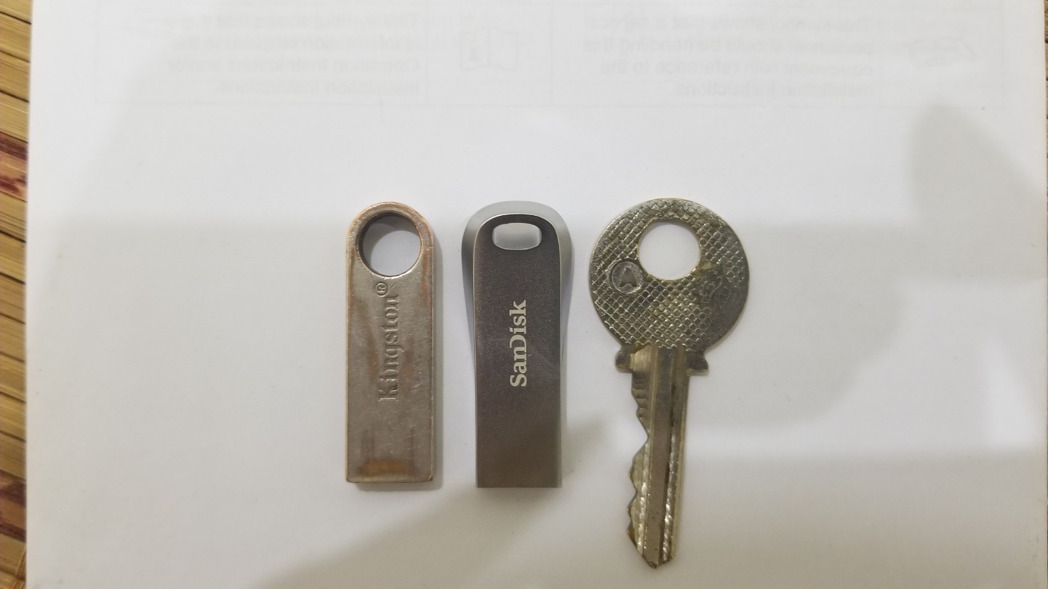 Ngoại hình ổn, dễ gắn chìa khoá
Tốc độ ghi dưới 1GB tầm 55 MB/s, sau 1GB tầm 24MB/s, thua dòng Ultra Flair khoảng 20%
Tuy nhiên tốc độ đọc dưới 1Gb rất cao, max luôn băng thông Sata 500MB/s nên không đo hơn được. Sau 1GB tầm 140MB/s
.Nói chung làm USB Boot ổn. Độ bền thì dùng từ từ sẽ biết Ngoại hình ổn, dễ gắn chìa khoá
Tốc độ ghi dưới 1GB tầm 55 MB/s, sau 1GB tầm 24MB/s, thua dòng Ultra Flair khoảng 20%
Tuy nhiên tốc độ đọc dưới 1Gb rất cao, max luôn băng thông Sata 500MB/s nên không đo hơn được. Sau 1GB tầm 140MB/s
.Nói chung làm USB Boot ổn. Độ bền thì dùng từ từ sẽ biết