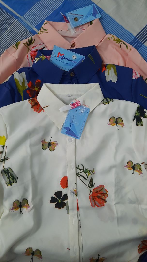 So với giá tiền thì chấp nhận được ,đường may ko được nét lắm, có kèm theo 1cái cúc dự phòng, vải có độ co giãn, hơi bị nóng mặc trong phòng lạnh thì ok. mình 1m 54 nặng 55kg thấy vừa, thoải mái.