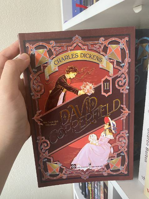 David Copperfield là tiểu thuyết thứ tám của văn hào Charles Dickens, xuất bản lần đầu tiên năm 1850, được coi là tác phẩm tự truyện đậm nét nhất trong kho tàng văn chương của ông.

Câu chuyện bắt đầu với cuộc sống hạnh phúc của cậu bé David bên người mẹ và chị vú nuôi, thế rồi tất cả bỗng thay đổi khi mẹ cậu đi thêm bước nữa. Tuổi thơ của cậu bé trở thành nỗi ác mộng khi có một người đàn ông xa lạ bước chân vào ngôi nhà thân yêu của mình. Mỗi ngày trôi qua hết sức nặng nề với sự khắc nghiệt, tàn nhẫn của người cha dượng, sự lạnh lùng lạ kỳ từ người mẹ vốn dịu dàng yêu thương con. Biến cố này nối tiếp biến cố khác, để rồi cậu bé David trở thành một đứa trẻ cô độc bơ vơ giữa cuộc đời, một mình bỏ trốn đi tìm một cuộc sống mới tốt đẹp hơn.