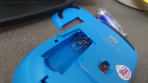 Chuột êm không tiếng, kết nối nhanh. Có điều vỏ ngoài và pin lên mốc trắng ghê quá