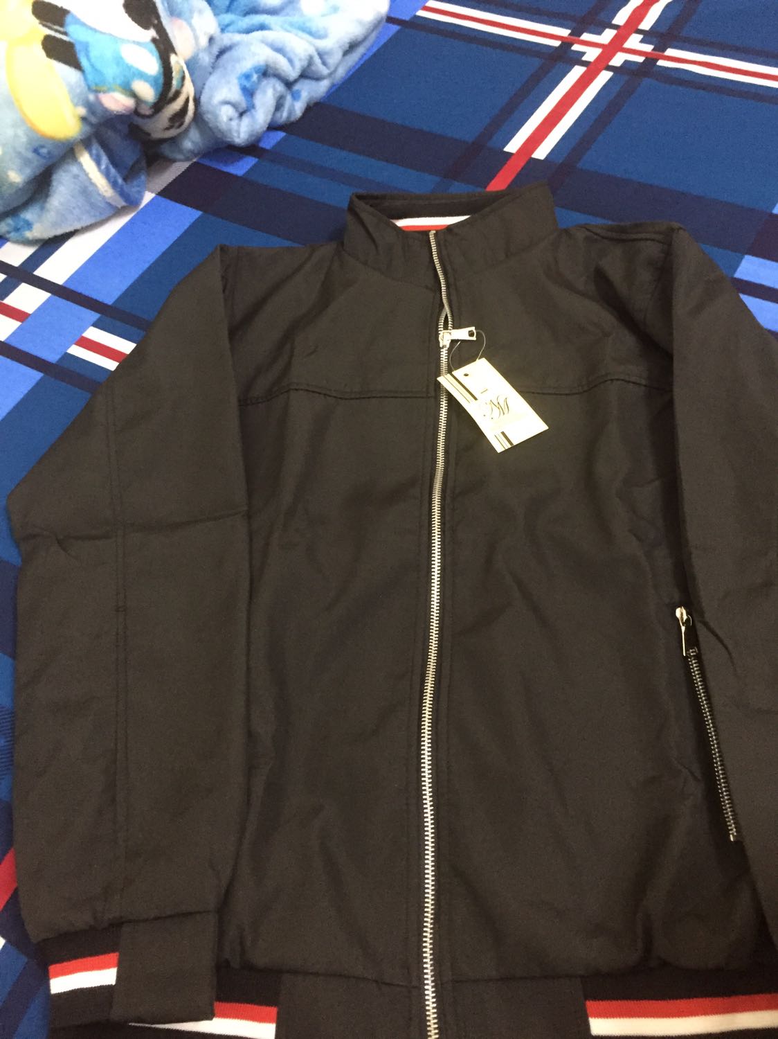 Vì thấy kiểu áo đẹp mà còn đang km nên mình có đặt mua 1 cái. Nhưng hàng mà mình nhận đc lại không giống với mẫu áo mà tiki đăng bán. Áo mình đặt mua là tay áo ko sọc, viền dưới cũng ko có sọc, cổ áo có nút gài, dây kéo nhìn chắc chắn và đẹp. Còn hàng nhận đc tay và viền có sọc, dây kéo ko đẹp, cổ áo hình trụ và chỉ có kéo lên. Mình ko biết là lỗi bên tiki hay bên shop bán nhưng nếu mẫu mình đặt mua bên shop đã hết hàng hoặc trên tiki ko còn thì đừng đăng và chạy quảng cáo là mặt hàng đang giảm giá nhiều chứ. Trước khi mình quyết định chọn mua, cũng có vào shop này xem các mẫu khác của shop bán mình có thấy mẫu mà bên tiki giao cho mình nhưng nhìn nó ko đẹp bằng mẫu mình chọn mua. Nếu shop đã ko còn mẫu khách hàng chọn mua thì báo cho bên tiki biết và thông báo đến khách hàng cũng được vậy, chứ gì đâu hết hàng mà lấy mẫu khác na ná rồi giao cho họ. Mẫu mình chọn mua lúc đầu có giá tầm 4 đến 500k, còn mẫu mình nhận chỉ có 300 mấy k. Mình có gọi lên tiki đổi hoặc trả hàng lại. Mình đánh giá tốt bộ phận chăm sóc khách hàng của tiki, còn shop thì mình góp ý xem lại cách thức kinh doanh của mình shop nhé.