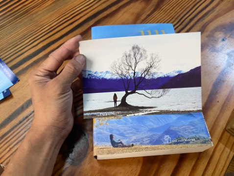 Tuy giá rẻ hơn bìa nhưng đóng gói rất cẩn thận. Còn nguyên siu luôn nha.. hihi mình rất thích ! Ổng đi lần 2 rồi, ngồi nhà canh từng tập và đọc lại quyển này, có những nước mình mới nghe tên lần đầu luôn… !