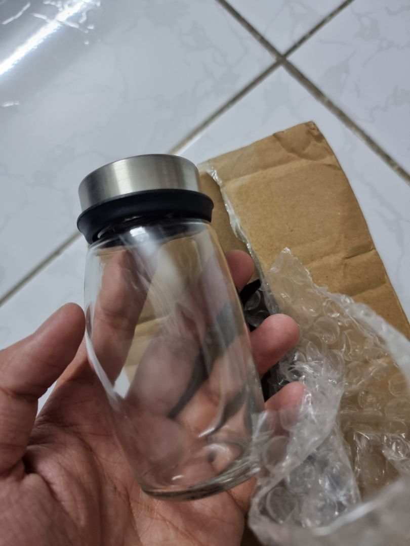 Hàng hóa nguyên đai nguyên kiện nhưng khi mở ra đã vỡ mất 1 lọ trong khay gia vị
Tuy nhiên, mình rất hoan nghênh cách shop giải quyết vấn đề và gửi đền bù lọ bị vỡ